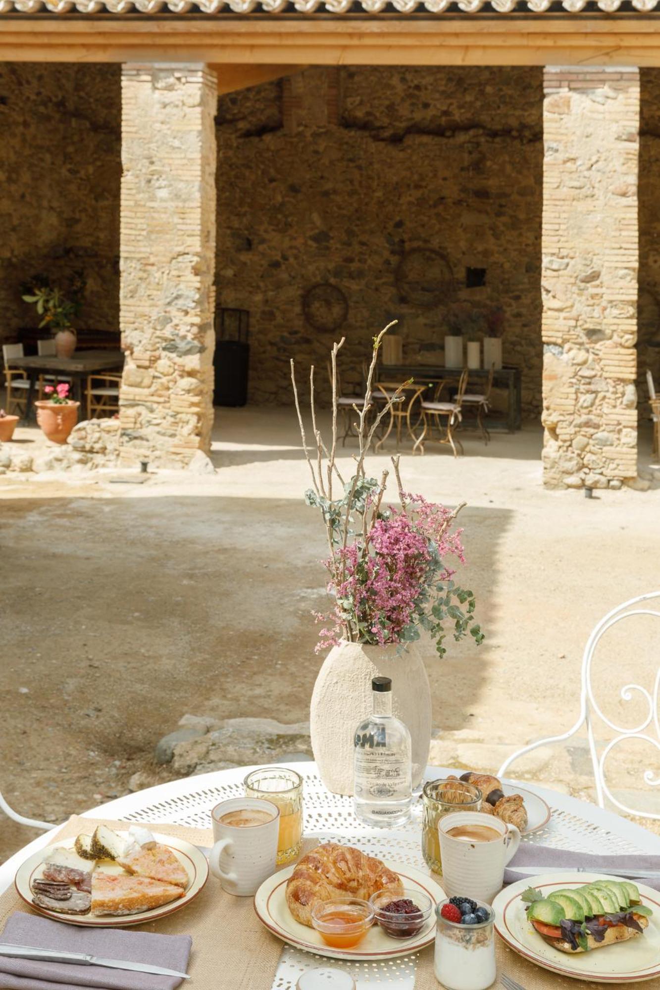 Hotel Castell De Vallgornera Peralada Extérieur photo